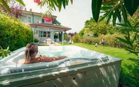 Garten mit Jacuzzi- 4-Zi.-App. Deluxe Casa del Bosco